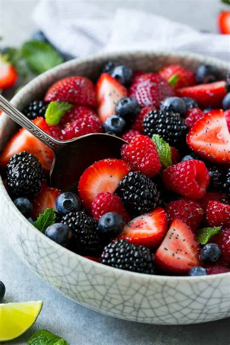 How many sugar are in fresh berry salad - calories, carbs, nutrition