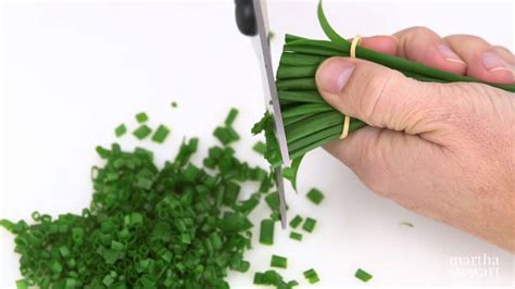 How many sugar are in fresh chopped chives (63408.0) - calories, carbs, nutrition