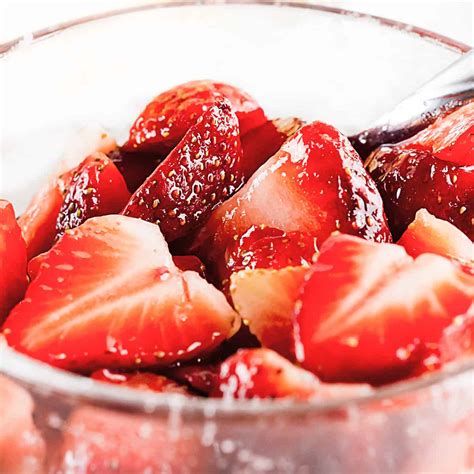 How many sugar are in fresh fruit strawberry-sm - calories, carbs, nutrition