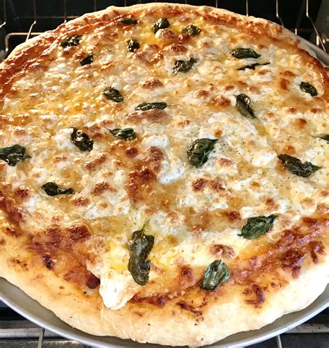 How many sugar are in fresh mozzarella and basil pizza - calories, carbs, nutrition