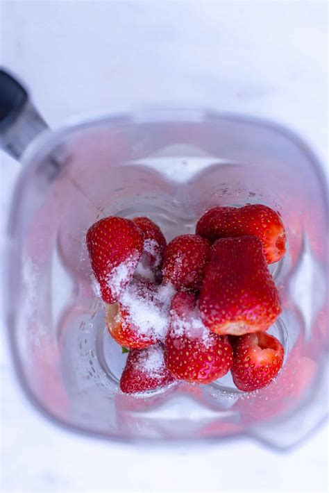 How many sugar are in fresh strawberry juice (67771.0) - calories, carbs, nutrition