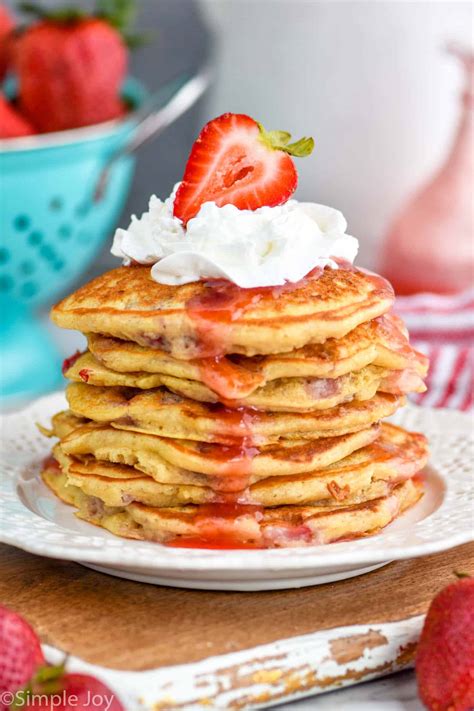 How many sugar are in fresh strawberry pancakes - calories, carbs, nutrition