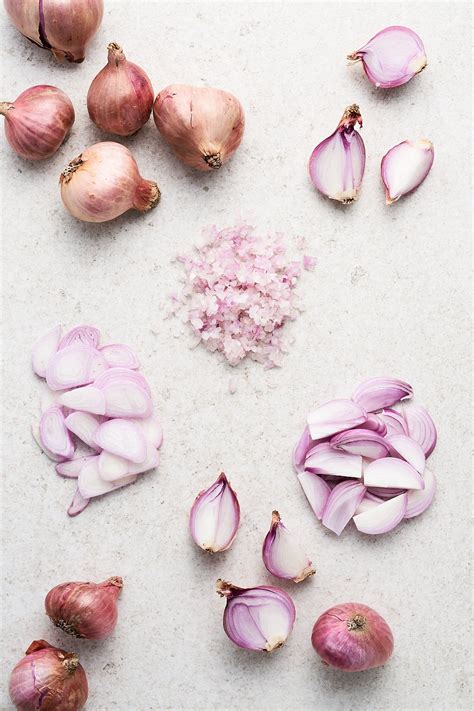 How many sugar are in fresh thinly sliced shallots (63320.5) - calories, carbs, nutrition