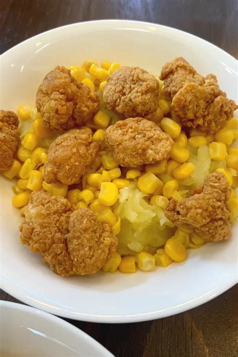 How many sugar are in fried chicken and mashed potato bowl with corn and gravy - calories, carbs, nutrition