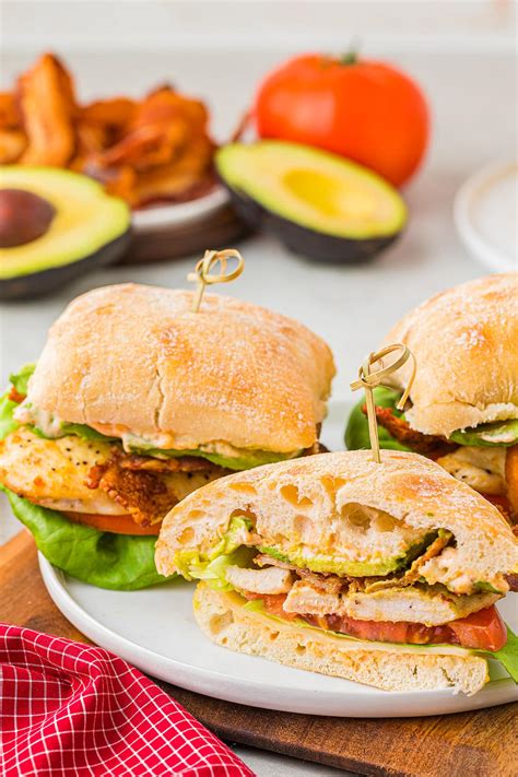 How many sugar are in fried chicken club sandwich - calories, carbs, nutrition