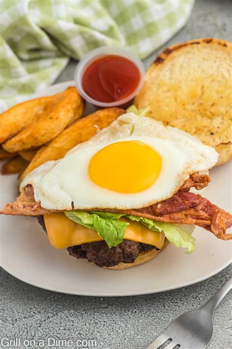 How many sugar are in fried egg cheeseburger - calories, carbs, nutrition