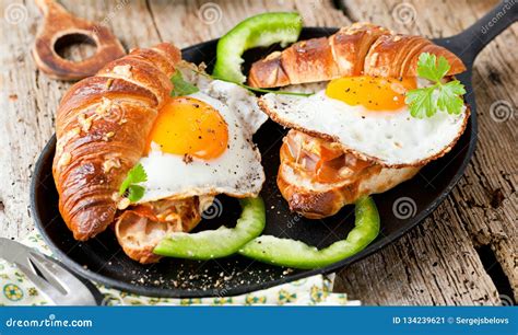 How many sugar are in fried egg on croissant - calories, carbs, nutrition