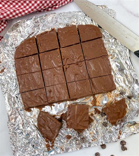 How many sugar are in frosted chocolate fudge - calories, carbs, nutrition