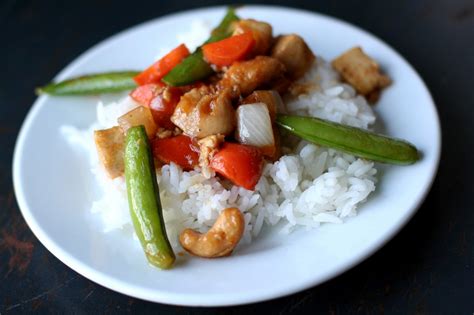 How many sugar are in frozen entrees - cashew chicken with sugar snap peas - calories, carbs, nutrition