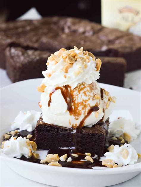 How many sugar are in fudge brownie molten cake sundae - calories, carbs, nutrition