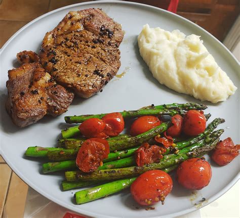 How many sugar are in garlic grilled beef with cilantro mashed potatoes - calories, carbs, nutrition