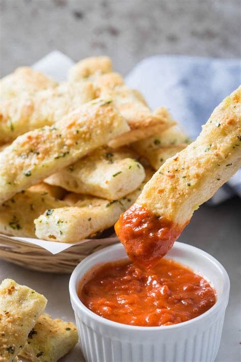 How many sugar are in garlic parmesan breadsticks - calories, carbs, nutrition