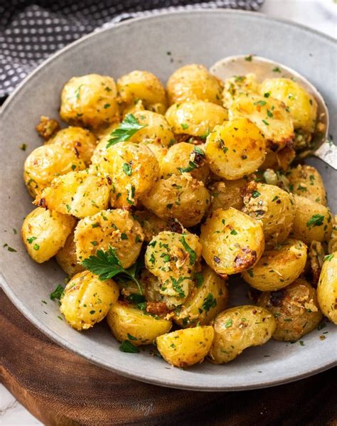 How many sugar are in garlic-parmesan roasted potatoes (34801.2) - calories, carbs, nutrition