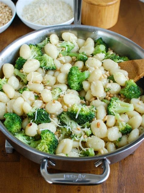 How many sugar are in gnocchi chicken and pine nuts (39792.0) - calories, carbs, nutrition