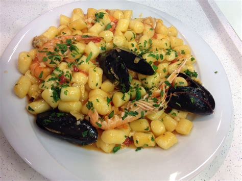 How many sugar are in gnocchi with seafood marinara - calories, carbs, nutrition