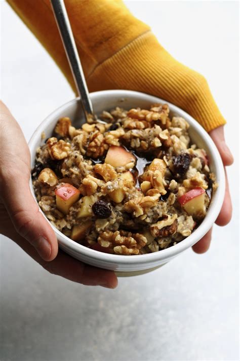 How many sugar are in golden raisin oatmeal cinnamon and apples - calories, carbs, nutrition