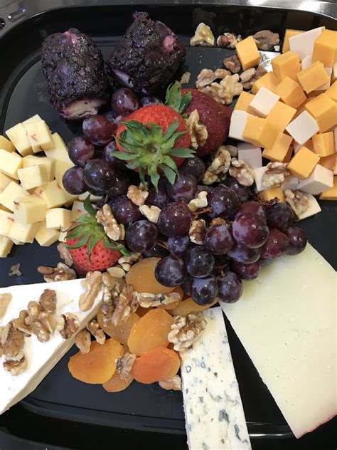 How many sugar are in gourmet cheese plate - calories, carbs, nutrition