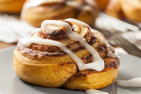 How many sugar are in grapefruit cinnamon roll, with frosting - calories, carbs, nutrition