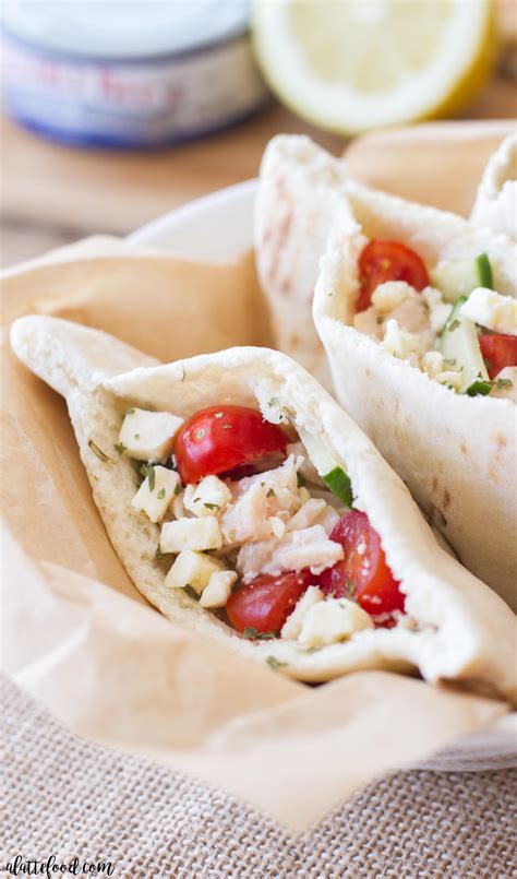 How many sugar are in greek pita sandwich - calories, carbs, nutrition