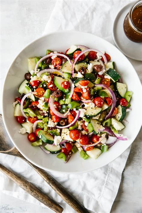 How many sugar are in greek salad 6 oz - calories, carbs, nutrition