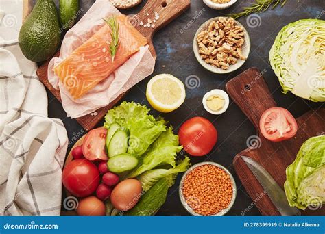 How many sugar are in greens with salmon and walnuts (11469.3) - calories, carbs, nutrition