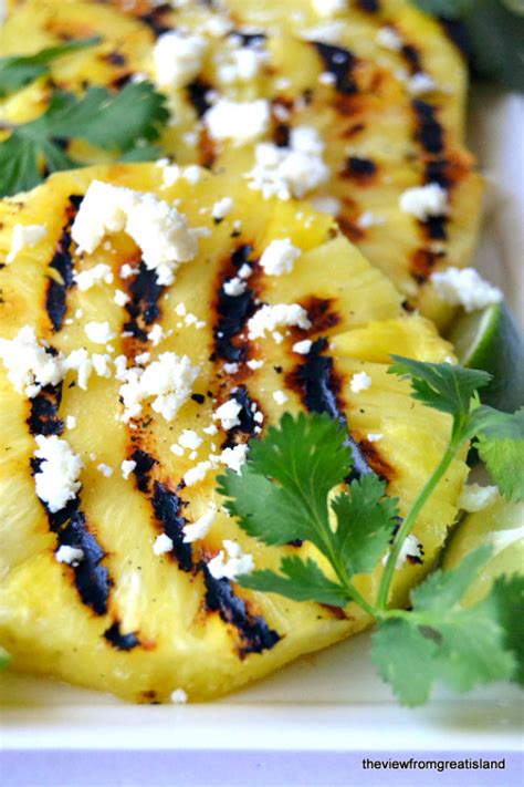 How many sugar are in grilled beef with pineapple salad - calories, carbs, nutrition