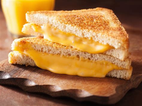 How many sugar are in grilled cheddar & bacon on raisin bread - calories, carbs, nutrition