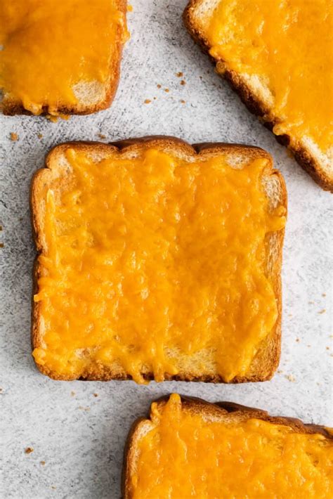 How many sugar are in grilled cheddar cheese on white toast - calories, carbs, nutrition