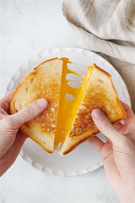 How many sugar are in grilled cheese on fresh baked bread - calories, carbs, nutrition