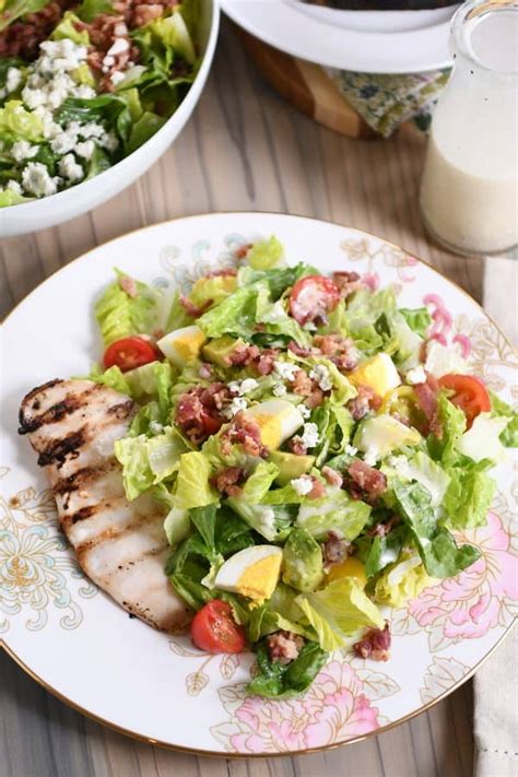 How many sugar are in grilled chicken cobb salad (half) - calories, carbs, nutrition