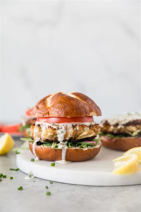 How many sugar are in grilled crab cake sandwich - calories, carbs, nutrition