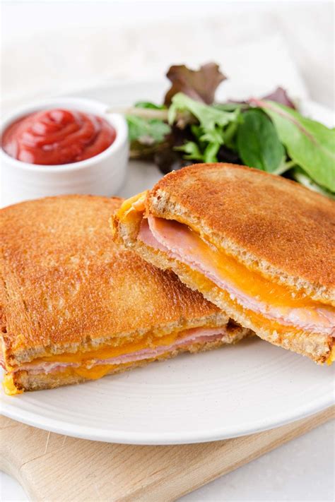 How many sugar are in grilled ham and cheese - calories, carbs, nutrition