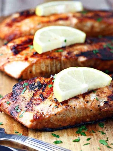 How many sugar are in grilled salmon on roll with sauce - calories, carbs, nutrition