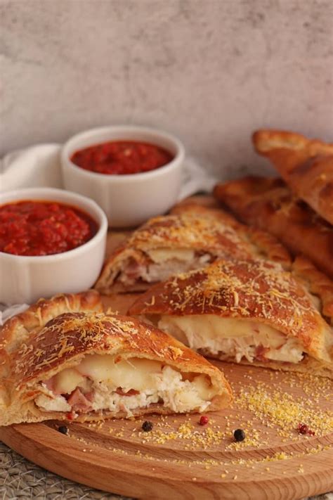 How many sugar are in ham and cheese calzone - calories, carbs, nutrition