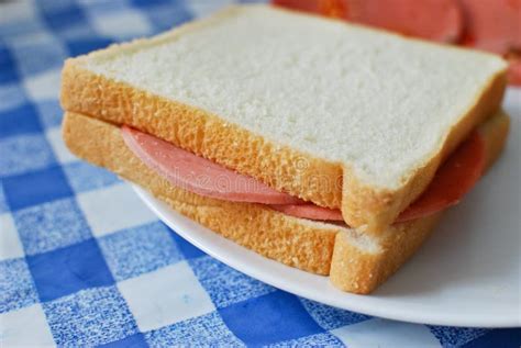 How many sugar are in ham it up sandiwch on white bread - calories, carbs, nutrition