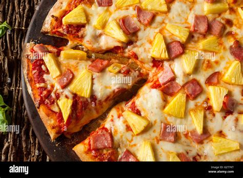 How many sugar are in hawaiian pizza ham pineapple (37875.5) - calories, carbs, nutrition