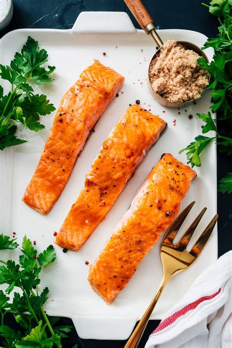 How many sugar are in healthy living - salmon & broccoli pie - calories, carbs, nutrition