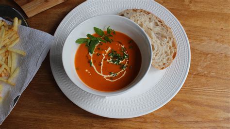 How many sugar are in hearty tomato soup - calories, carbs, nutrition