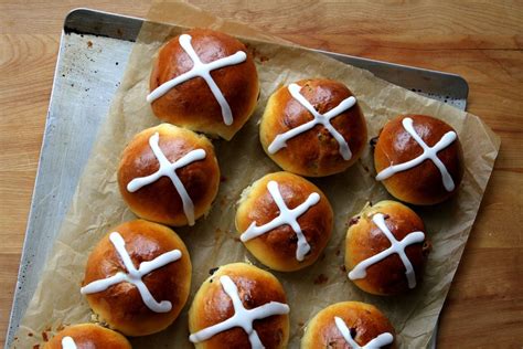 How many sugar are in hot cross bun cranberry & orange - calories, carbs, nutrition