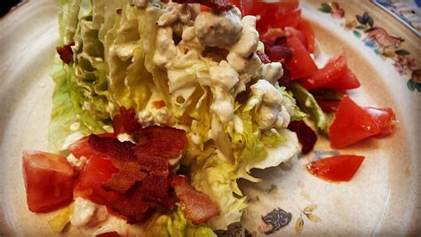 How many sugar are in iceberg salad with blue cheese - calories, carbs, nutrition