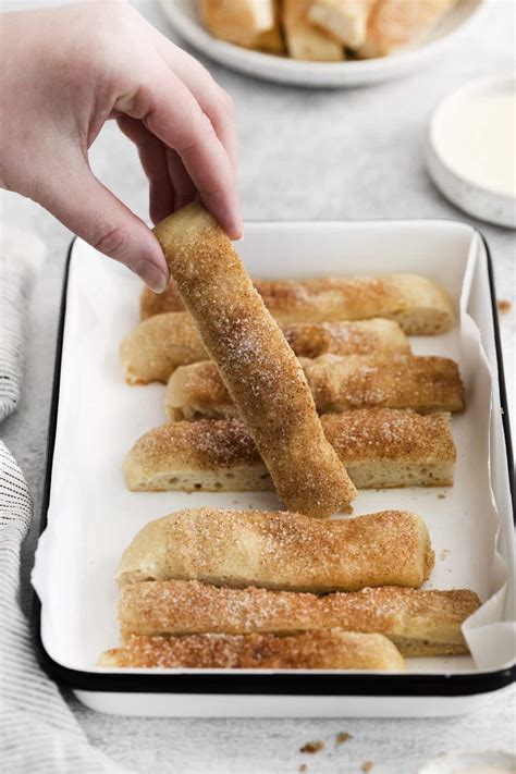 How many sugar are in iced cinnamon breadsticks - calories, carbs, nutrition