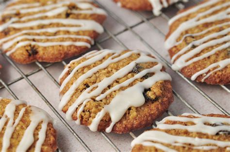 How many sugar are in iced oatmeal raisin - calories, carbs, nutrition