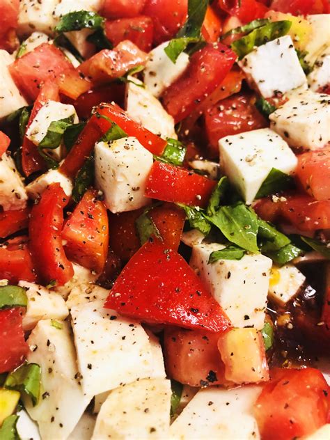 How many sugar are in italian style caprese salad - calories, carbs, nutrition