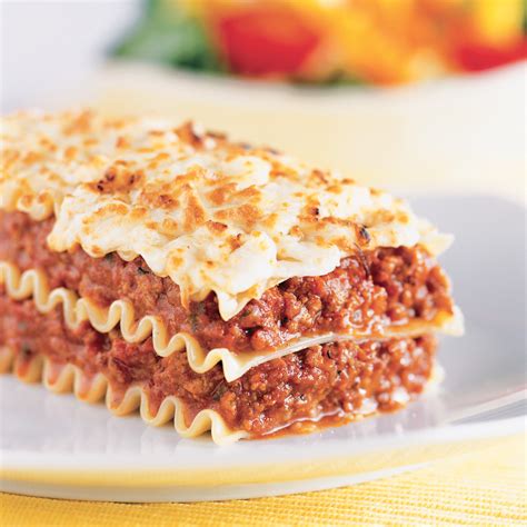 How many sugar are in lasagna with meat and sauce - calories, carbs, nutrition