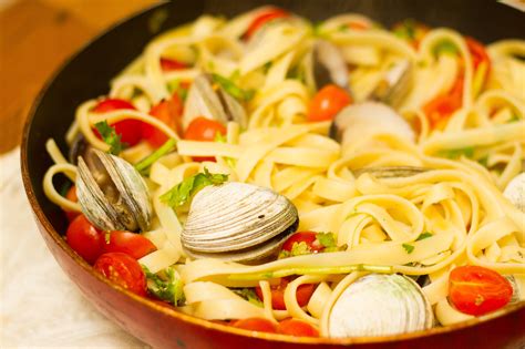 How many sugar are in linguine with tomato & basil - calories, carbs, nutrition