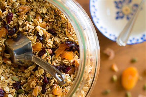 How many sugar are in low fat granola with almonds (63505.0) - calories, carbs, nutrition