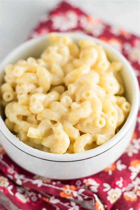 How many sugar are in macaroni pasta in a creamy cheddar cheese sauce and served with toasted garlic bread - calories, carbs, nutrition