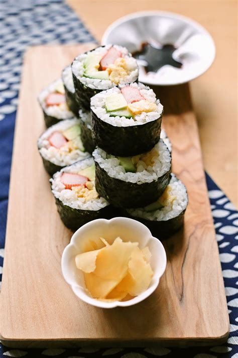 How many sugar are in maki rolls - calories, carbs, nutrition