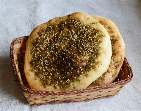 How many sugar are in manakish zaatar pizza - calories, carbs, nutrition