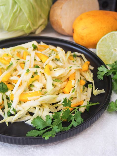 How many sugar are in mango jicama slaw with onions cabbage and cilantro (111851.0) - calories, carbs, nutrition